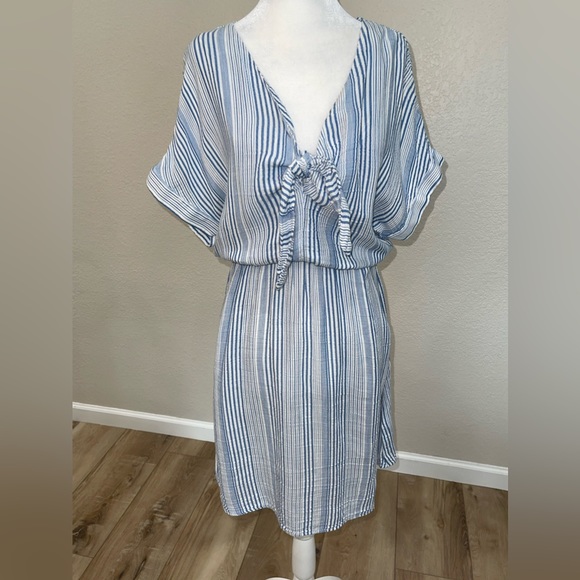 H&M Dresses & Skirts - NWOT H&M V-neck Tie-front Dress